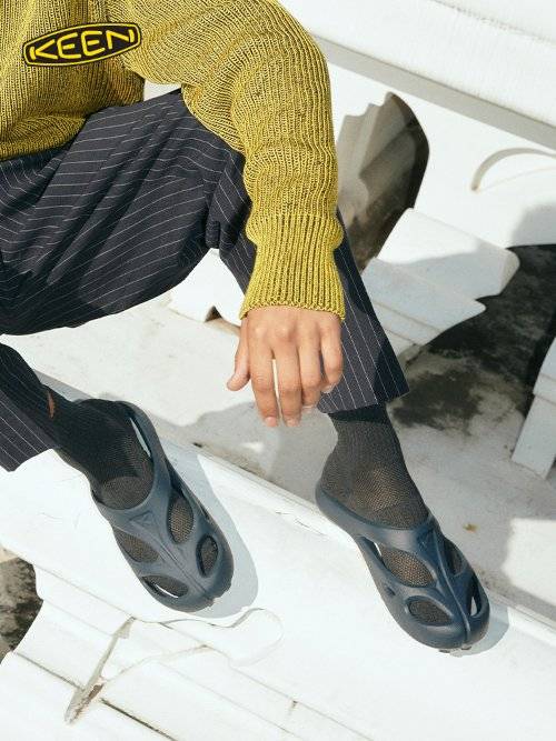 미국 어반 아웃도어 슈즈 브랜드 킨의 슬라이드 슬리퍼 모델 ‘샨티’에 양말을 매치한 스타일링. 예전에는 슬리퍼에 반드시 캐주얼하고 편한 룩만 연출했다면, 요즘에는 포멀한 옷에 슬리퍼를 신는 ‘믹스 앤 매치’ 룩이 더욱 스타일리시하게 여겨진다. 사진 LF