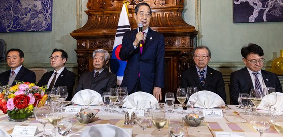 한덕수 국무총리가 5일(현지시각) 오후 영국 런던 주영 한국대사관저에서 열린 재영 동포·지상사 대표 간담회에 참석해 격려사를 하고 있다. 연합뉴스