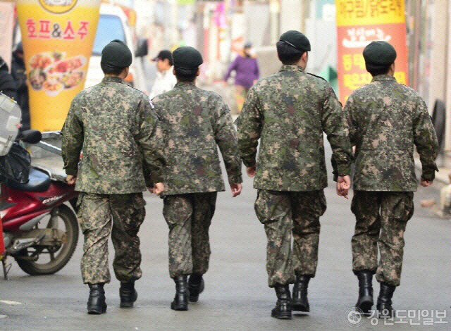 ▲ 강원도 접경지역 군장병 외출모습.*사진은 기사와 연관이 전혀없음.[강원도민일보 자료사진]