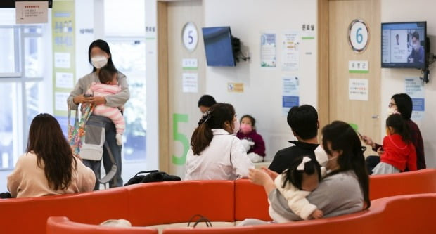 서울 한 병원에서 시민들이 진료를 보기 위해 대기하고 있다. 사진=연합뉴스