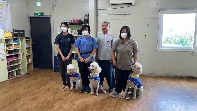 경기도 평택시에 위치한 한국장애인도우미견협회 직원들이 안내견과 함께 기념 사진을 촬영하고 있다. 한국장애인도우미견협회 페이스북