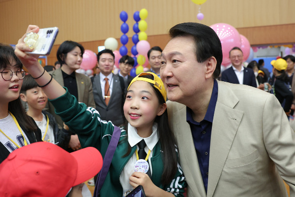 윤석열 대통령이 5일 청와대 영빈관에서 열린 어린이날 초청행사에 참석해 한 아동과 함께 ‘셀카’를 찍고 있다. 대통령실 제공