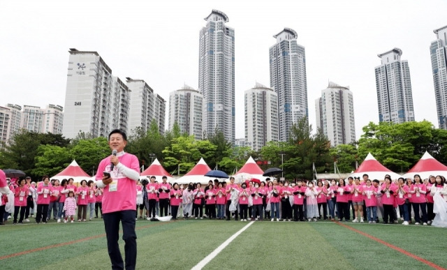 5일 동탄 센트럴파크에서 개최된 '동탄 어린이축제'에서 참가자들이 어린이날 노래를 부르고 있다. 동탄어린이미래재단 제공