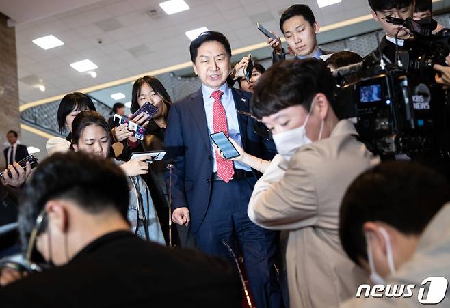 (서울=뉴스1) 이재명 기자 = 김기현 국민의힘 대표가 23일 서울 여의도 국회 본회의장을 나서며 취재진 질문에 답변하고 있다. 이날 본회의에서 초과 생산된 쌀의 정부 매입을 의무화하는 양곡관리법 개정안을 국민의힘 반발 속 더불어민주당 주도로 통과시켯다. 2023.3.23/뉴스1 Copyright (C) 뉴스1. All rights reserved. 무단 전재 및 재배포 금지.