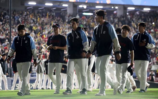 3일 광주기아챔피언스필드에서 열린 프로야구 롯데 자이언츠와 KIA 타이거즈의 경기에서 2-10으로 패한 롯데 선수들이 팬들에게 인사한 뒤 그라운드를 나서고 있다. [연합]