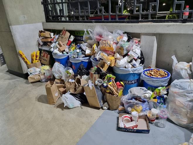 잠실야구장 경기가 끝난 후 분리배출함에 쌓인 쓰레기들. 김상수 기자