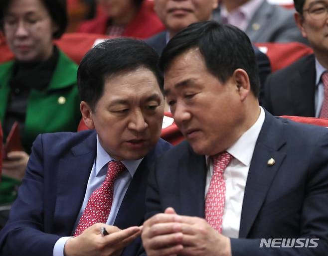 [서울=뉴시스] 전진환 기자 = 국민의힘 김기현 대표와 박성민 의원이 2일 오후 서울 여의도 국회 의원회관에서 열린 원자력안전교부세 신설을 위한 국회토론회에서 대화하고 있다. 2023.05.02. amin2@newsis.com