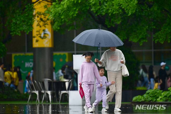 [광주=뉴시스] 이영주 기자 = 비가 오는 어린이날인 5일 광주 동구 국립아시아문화전당에서 시민들이 우산을 쓴 채 걷고 있다. 2023.05.05. leeyj2578@newsis.com