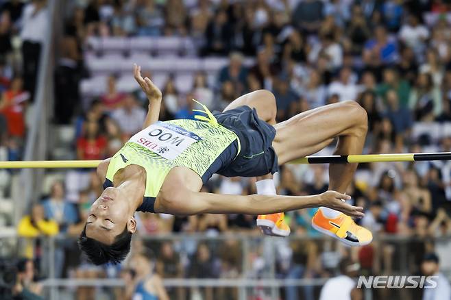 [로잔=AP/뉴시스] 우상혁이 26일(현지시간) 스위스 로잔에서 열린 2022 세계육상연맹(IAAF) 다이아몬드리그 남자 높이뛰기에 출전해 바를 넘고 있다. 우상혁은 2ｍ15를 넘어 공동 8위로 경기를 마쳤다. 2022.08.27.