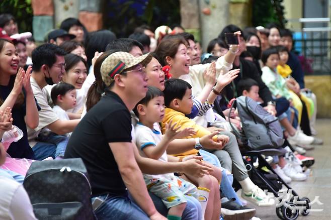 어린이날을 맞은 5일 오후 서울 송파구 롯데월드 어드벤처를 찾은 시민들이 아이들과 함께 즐거운 시간을 보내고 있다. 윤창원 기자