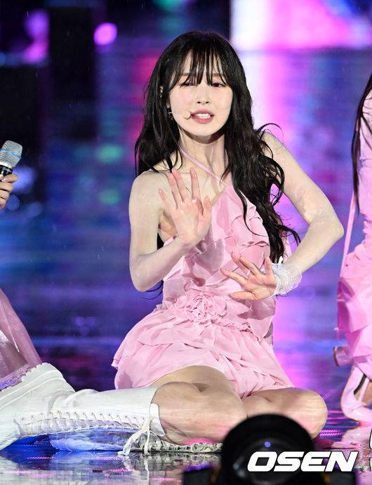 [OSEN=민경훈 기자] 30일 오후 서울 잠실종합운동장 올림픽주경기장에서 '서울페스타 2023' K-POP 슈퍼라이브 콘서트가 열렸다. 오마이걸(OH MY GIRL) 아린이 폭우 속에서 화려한 무대를 선보이고 있다. 2023.04.30 / rumi@osen.co.kr