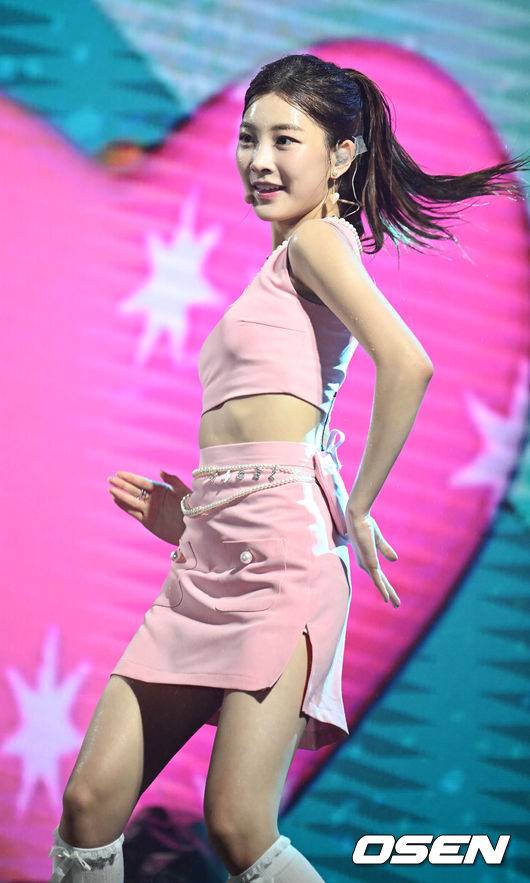 [OSEN=민경훈 기자] 5일 오후 서울 강남구 코엑스 동측광장에서 '2023 강남뮤직페스티벌’(G-KPOP CONCERT)이 열렸다.그룹 우아!(woo!ah!) 민서가 폭우 속에서 화려한 무대를 선보이고 있다. 2023.05.05 / rumi@osen.co.kr