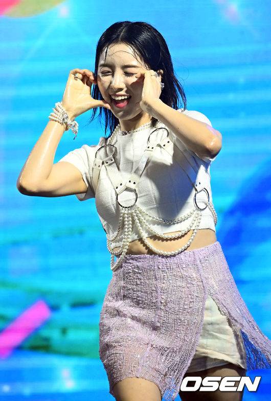 [OSEN=민경훈 기자] 5일 오후 서울 강남구 코엑스 동측광장에서 '2023 강남뮤직페스티벌’(G-KPOP CONCERT)이 열렸다.그룹 우아!(woo!ah!) 루시가 폭우 속에서 화려한 무대를 선보이고 있다. 2023.05.05 / rumi@osen.co.kr