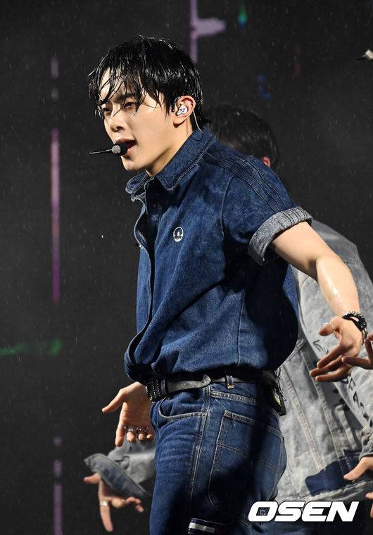 [OSEN=민경훈 기자] 5일 오후 서울 강남구 코엑스 동측광장에서 '2023 강남뮤직페스티벌’(G-KPOP CONCERT)이 열렸다.베리베리(VERIVERY)가 강민이 폭우 속에서 화려한 무대를 선보이고 있다. 2023.05.05 / rumi@osen.co.kr