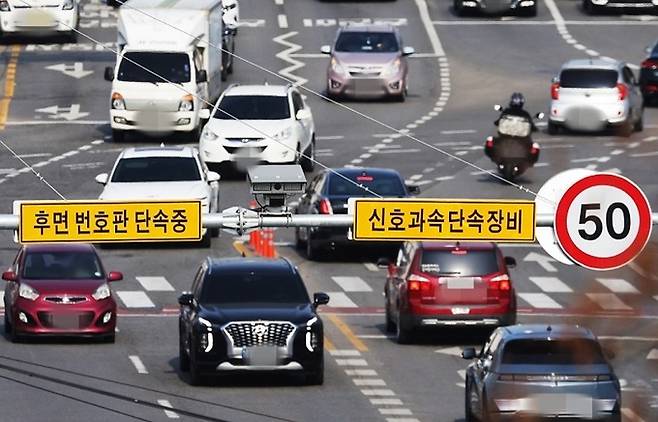 지난 3월29일 경기 수원시의 한 도로에 설치된 ‘후면 무인 교통단속 장비’. 연합뉴스