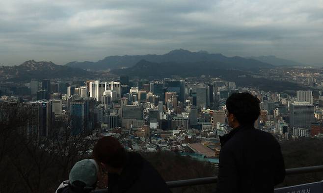 서울 남산에서 바라본 기업, 은행 등 빌딩이 밀집한 도심 풍경 위에 구름이 드리워져 있다. 연합뉴스