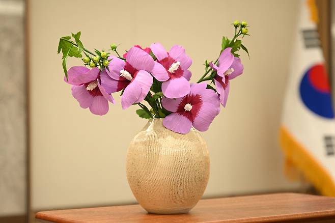 지난달 미국을 국빈 방문한 윤석열 대통령 부부가 조 바이든 미국 대통령 내외에게 선물받은 무궁화·장미 종이꽃이 담긴 화병 사진. 대통령실 제공