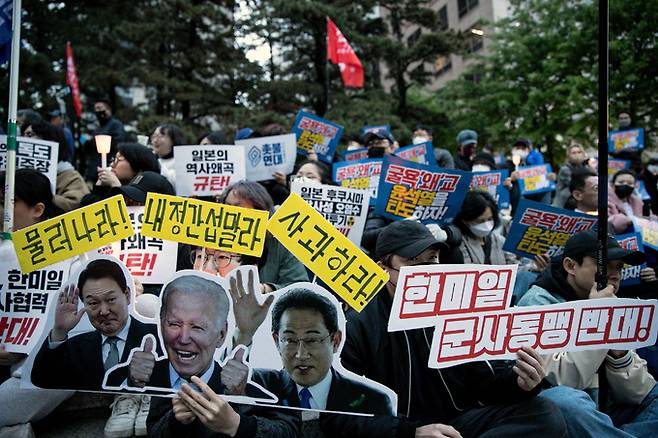 기시다 후미오 일본 총리의 방한을 하루 앞둔 6일 서울 중구 파이낸스센터 앞에서 시민단체 한일역사정의평화행동의 기시다 총리 방한 규탄 촛불문화제가 열리고 있다.   뉴스1