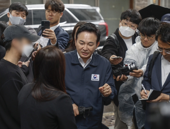 원희룡 국토교통부 장관이 지난달 25일 오후 부산진구 양정동 집단 전세사기 피해자가 발생한 한 오피스텔을 방문해 전세사기 피해자와 대화하고 있다. 2023.4.25 연합뉴스