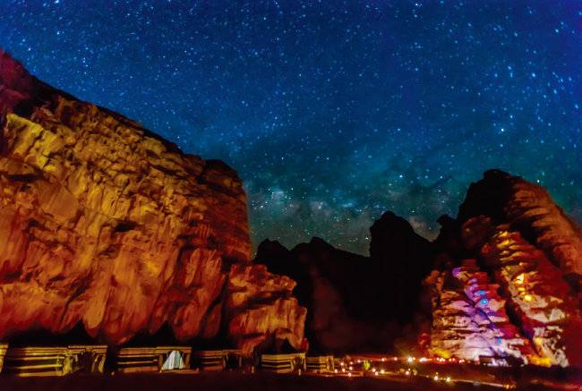 별이 쏟아지는 와디 럼의 밤하늘. [GETTYIMAGES]