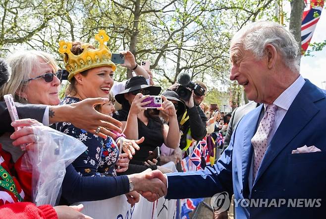 대관식 전 왕실 팬들 만난 찰스 3세 국왕 (로이터=연합뉴스) 영국 찰스 3세 국왕이 5일(현지시간) 대관식 전날 버킹엄궁 앞에 깜짝 등장해서 지지자들과 인사를 나눴다. 2023.5.5 photo@yna.co.kr