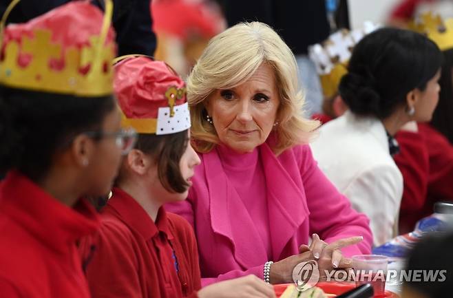 영국 초등학교 방문한 질 바이든 여사와 리시 수낵 영국 총리 부인 [EPA 연합뉴스 자료사진. 재판매 및 DB 금지]