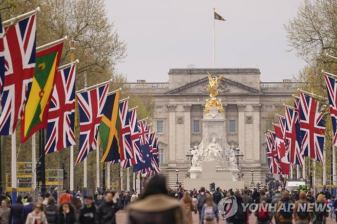 영국 대관식 전 버킹엄궁 앞의 영국과 영연방 국기들 [AP 연합뉴스 자료사진. 재판매 및 DB 금지]