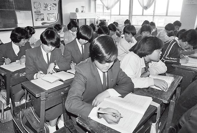 교복 자율화 이후 부활한 새 교복 도입기의 서울 동명여고 학생들. 교복과 자유복이 혼재돼 있다. 1985년 [연합뉴스 자료사진]