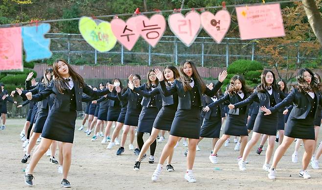 선배들의 수능 대박을 기원하며 플래시몹을 하는 부산 주례여고 학생들. 2017년 [연합뉴스 자료사진]