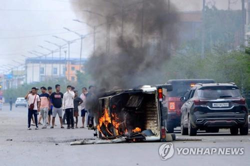 인도 북동부 마니푸르주에서 발생한 부족 간 소요로 불탄 차량. [AFP 연합뉴스 자료사진. 재판매 및 DB 금지]