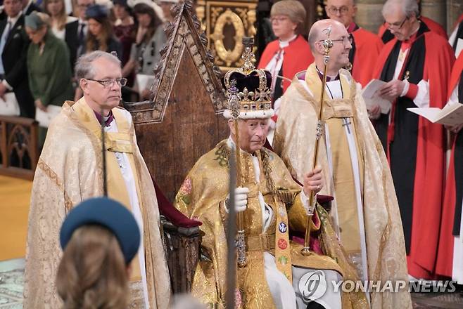 찰스 3세 국왕 대관식 (런던 로이터=연합뉴스) 6일(현지시간) 영국 런던 웨스트민스터 사원에서 열린 대관식에서 찰스 3세 국왕의 모습. 2023.5.6 photo@yna.co.kr [재판매 및 DB 금지]