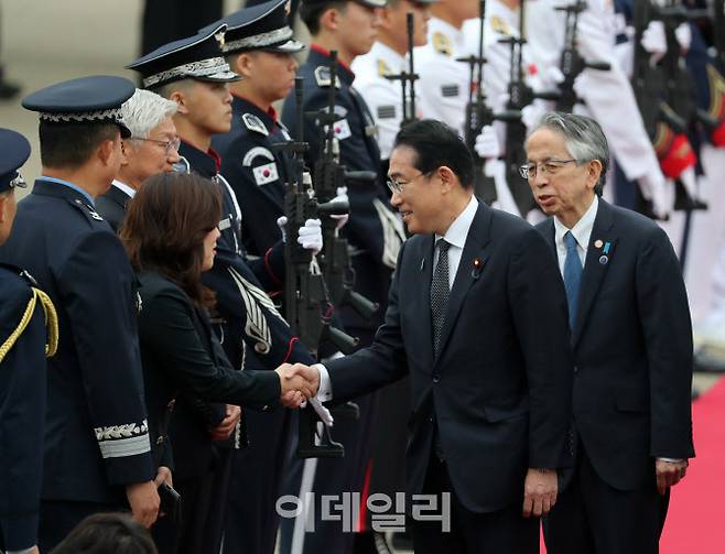 한일 정상회담을 위해 방한한 기시다 후미오 일본 총리가 7일 성남 서울공항에 도착, 환영영접을 받고 있다. (사진=이데일리 방인권 기자)