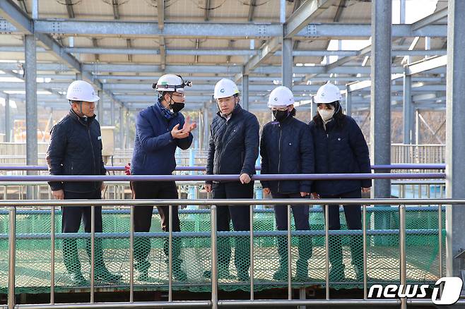 김성환 광주환경공단 이사장이 제1하수처리장을 현장 점검하고 있는 모습 (자료사진) (광주환경공단 제공)/뉴스1