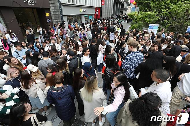 외국인 관광객들이 30일 오후 서울 종로구 광화문광장에서 열린 서울페스타 2023에 참가하기 위해 조별로 이동하고 있다.  ⓒ News1 DB