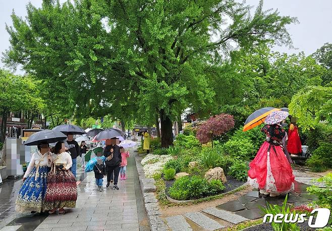 연휴 마지막 날인 7일 비 내리는 전북 전주한옥마을에서 관광객들이 봄 정취를 만끽하고 있다.2023.5.7/뉴스1 ⓒ News1 강교현 기자