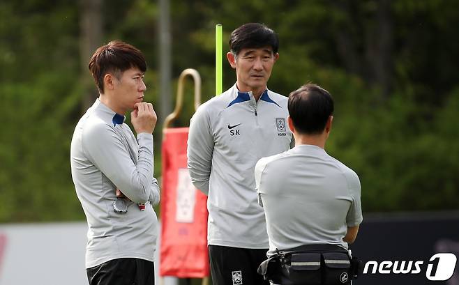 김은중 U-20 축구 국가대표팀 감독이 24일 오후 경기도 파주 축구국가대표트레이닝센터(NFC)에서 코치진과 대화하다 선수들의 훈련을 지켜보고 있다. 김은중 감독이 이끄는 한국 U20(20세 이하) 대표팀은 오는 5월22일 아르헨티나에서 열리는 2023 FIFA U-20 월드컵에서 조별리그 프랑스와의 경기로 여정을 시작한다. 2023.4.24/뉴스1 ⓒ News1 이승배 기자