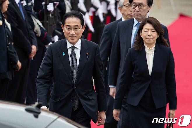 기시다 후미오(岸田文雄) 일본 총리 부부가 7일 경기 성남시 서울공항에 도착해 이동하고 있다. 2023.5.7/뉴스1 ⓒ News1 유승관 기자