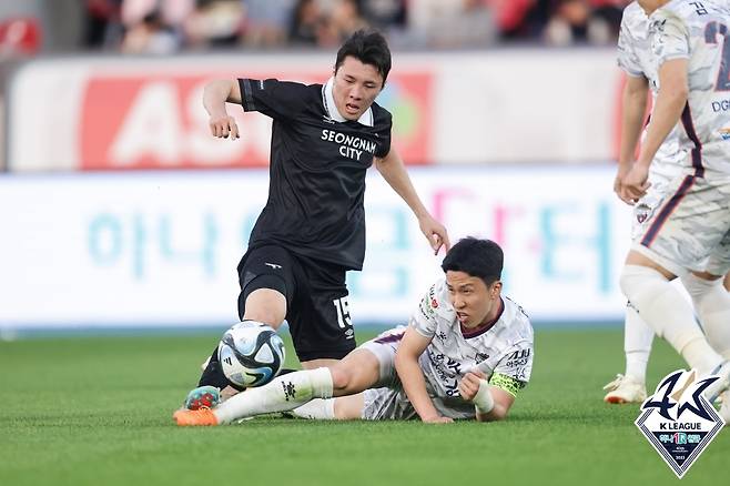 성남과 김천의 경기 모습(한국프로축구연맹 제공)