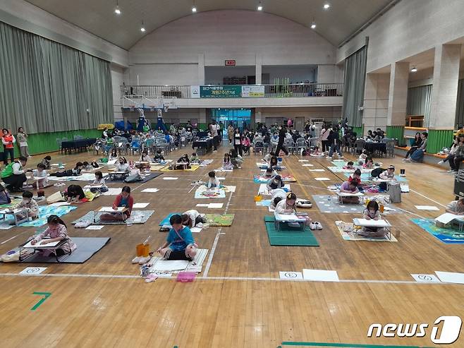 지난 5일 경남 창원 팔룡중학교 체육관에서 심산서울병원 개원 2주년 어린이사생대회가 진행되고 있다. ⓒ 뉴스1