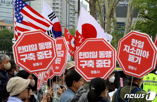 7일 오후 서울 용산구 대통령실 앞에서 평화와통일을여는사람들 구성원들이 한일정상회담을 규탄하는 기자회견을 갖는 한편 한미일동맹강화국민운동본부 등 보수단체 회원들이 기시다 후미오 일본 총리 방문을 환영하는 맞불 집회를 하고 있다. 2023.5.7/뉴스1 ⓒ News1 장수영 기자