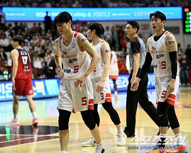 프로농구 챔피언결정전 7차전 안양KGC와 서울SK의 경기가 7일 안양실내체육관에서 열렸다. SK 김선형이 심판의 판정에 아쉬워하고 있다. 안양=허상욱 기자wook@sportschosun.com/2023.05.07/