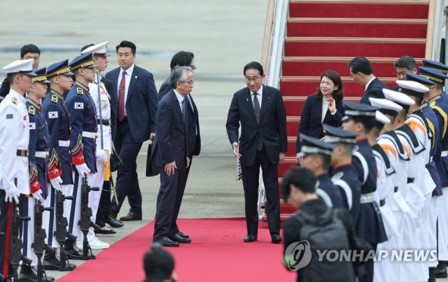 한일 정상회담을 위해 방한한 기시다 후미오 일본 총리와 기시다 유코 여사가 7일 성남 서울공항에 도착하고 있다. [사진출처=연합뉴스]