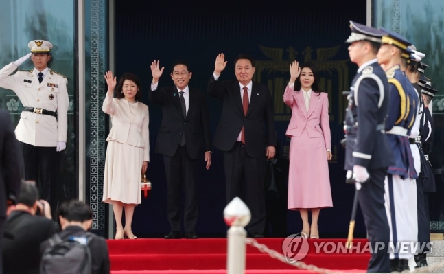 윤석열 대통령과 김건희 여사가 1박2일 일정으로 한국을 찾은 기시다 후미오 일본 총리 부부와 7일 서울 용산 대통령실에서 열린 공식 환영식을 마친 뒤 인사하고 있다. [사진출처=연합뉴스]