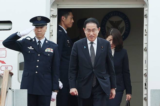 기시다 후미오 일본 총리와 기시다 유코 여사가 7일 성남 서울공항에 도착, 전용기에서 내리고 있다. /연합뉴스