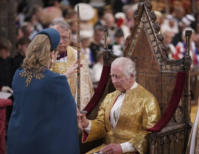 6일(현지시각) 찰스 3세 영국 국왕의 대관식에서 페니 모돈트 보수당 하원 원내대표가 왕의 권위를 상징하는 보검을 전달하고 있다. /AP 연합뉴스