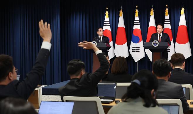 윤석열 대통령과 기시다 후미오 일본 총리가 7일 서울 용산 대통령실 청사에서 열린 공동 기자회견에서 질문을 받고 있다. /연합뉴스