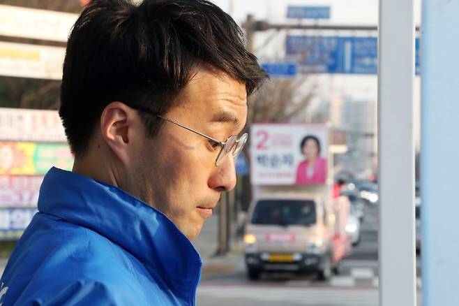 김남국 더불어민주당 단원구을 후보가 14일 오후 경기도 안산시 단원구 이마트 고잔점 앞에서 거리 유세를 하던 중 박순자 미래통합당 단원구을 후보의 유세 차량이 지나가고 있다. 사진=뉴스1