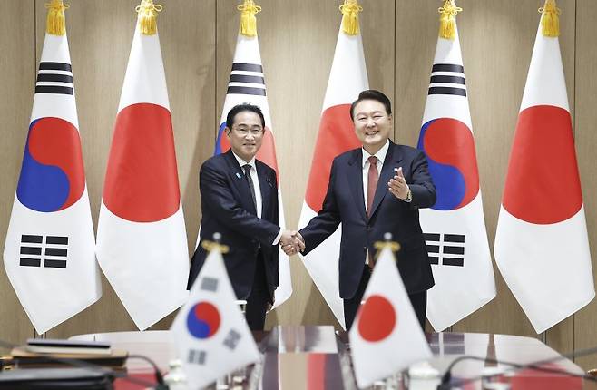 윤석열 대통령과 기시다 후미오 일본 총리가 7일 서울 용산 대통령실 청사에서 열린 한·일 정상 확대 회담에서 악수를 하고 있다. /사진=뉴시스화상