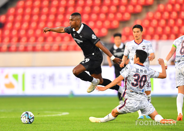 크리스(왼쪽, 성남FC), 김동현(오른쪽, 김천상무). 서형권 기자