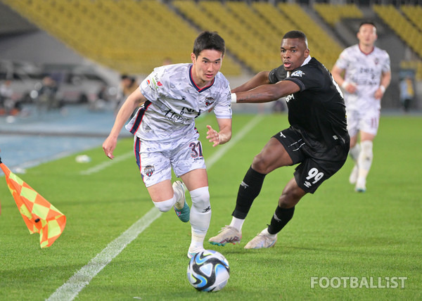 김진규(왼쪽, 김천상무), 크리스(오른쪽, 성남FC). 서형권 기자